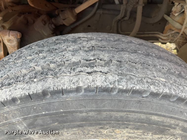 image for item MU9063 1983 International S1954  flatbed truck