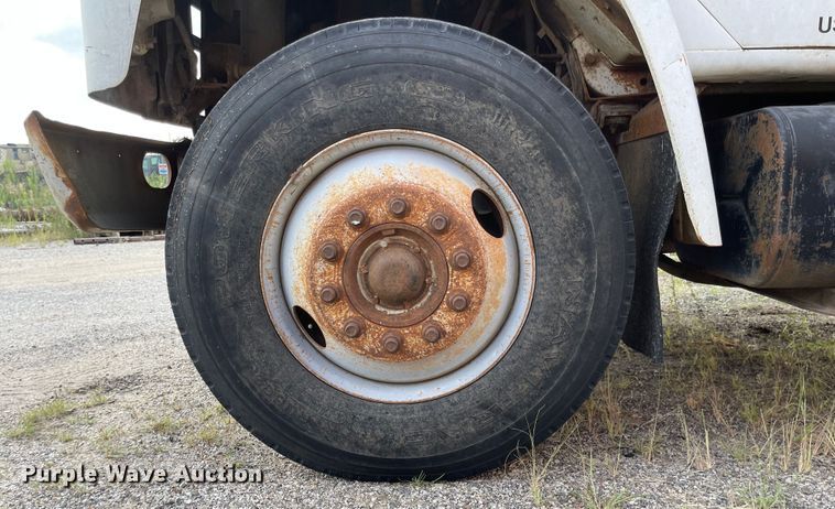 image for item MU9063 1983 International S1954  flatbed truck