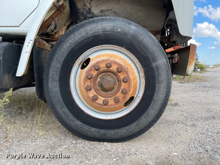 image for item MU9063 1983 International S1954  flatbed truck