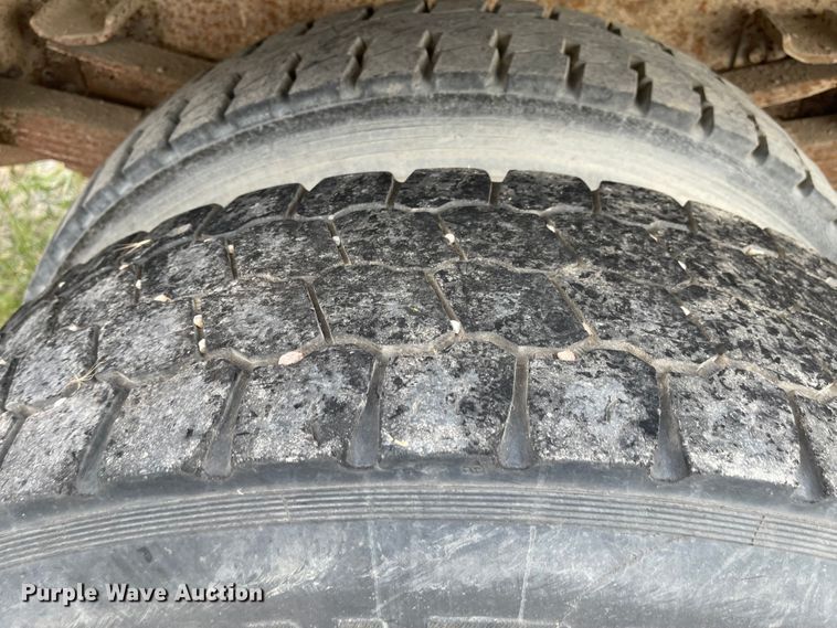 image for item MU9063 1983 International S1954  flatbed truck