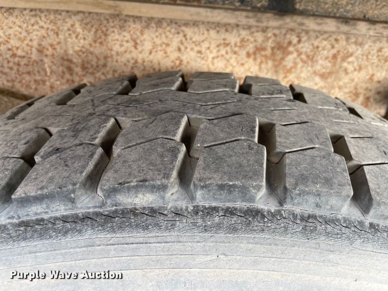 image for item MU9063 1983 International S1954  flatbed truck