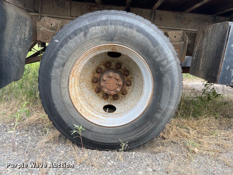 image for item MU9063 1983 International S1954  flatbed truck