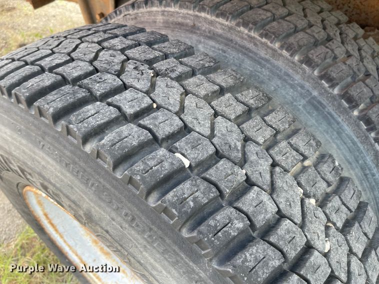 image for item MU9063 1983 International S1954  flatbed truck