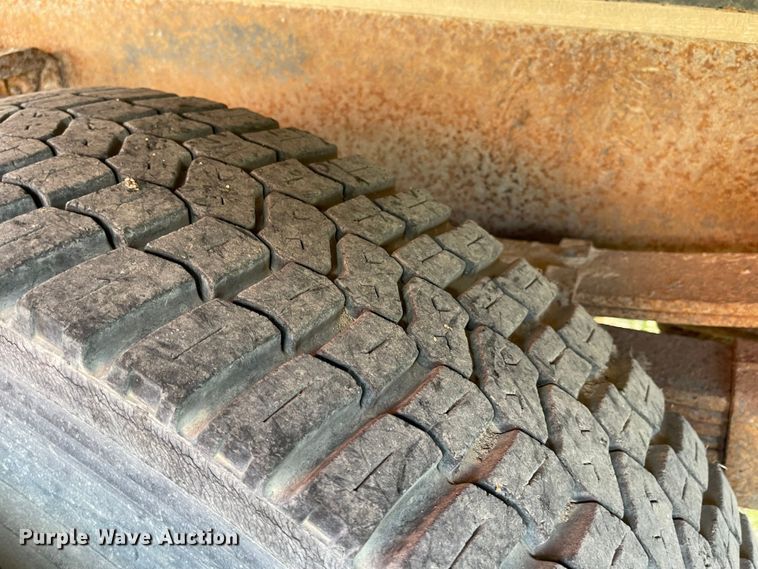 image for item MU9063 1983 International S1954  flatbed truck