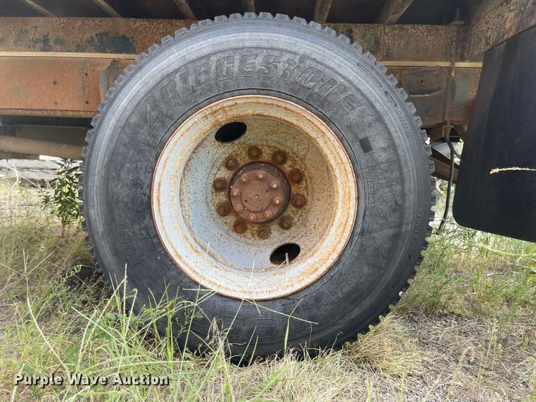 image for item MU9063 1983 International S1954  flatbed truck