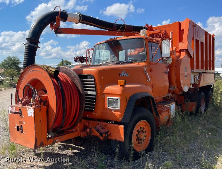 image for item MU9064 1987 Ford LT8000  sewer jetter truck