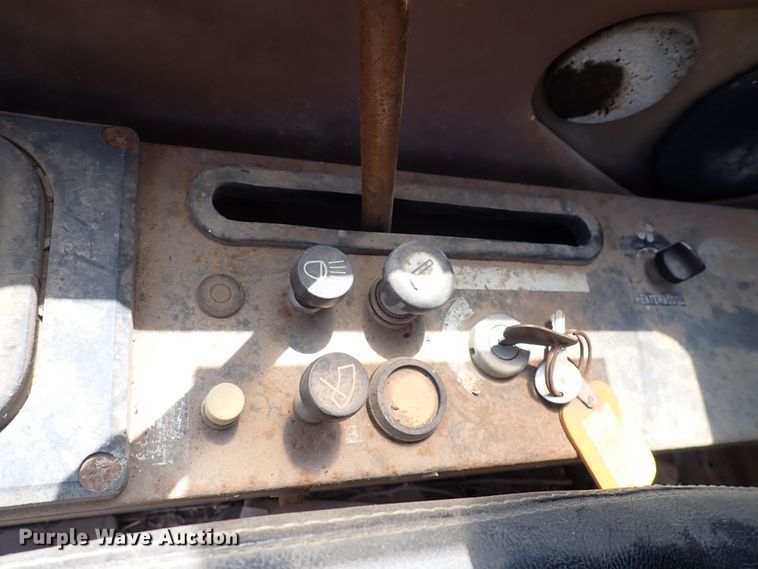 image for item DF5032 1985 John Deere 490  excavator