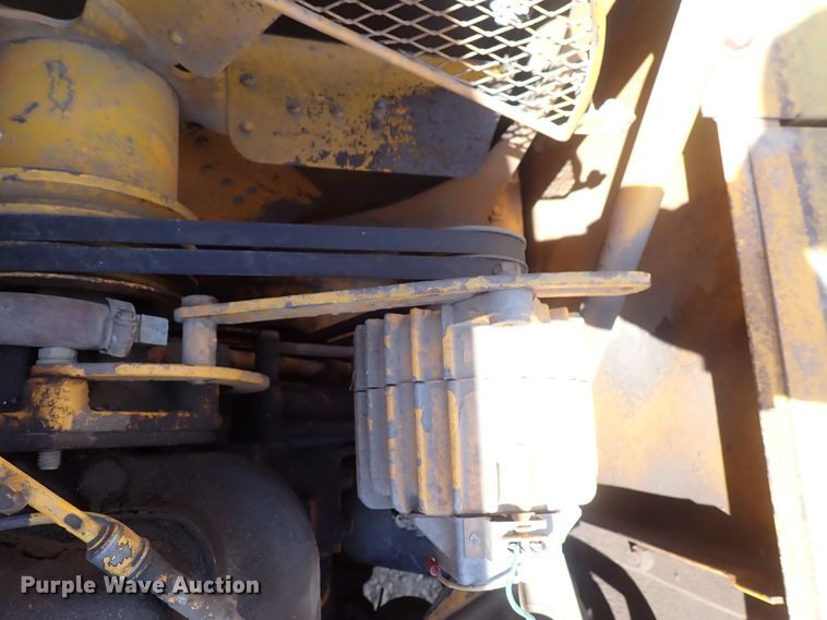 image for item DF5032 1985 John Deere 490  excavator