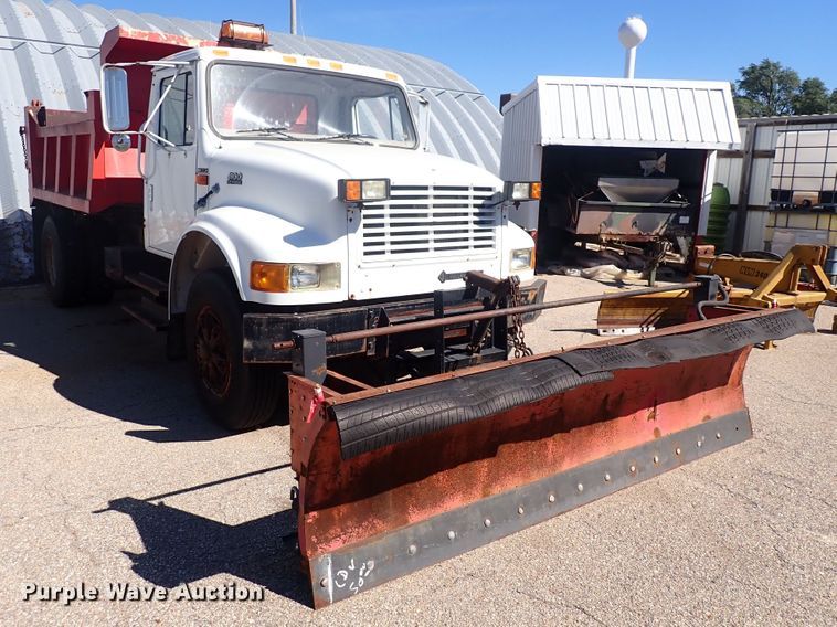 image for item DG2684 1999 International 4900  dump truck