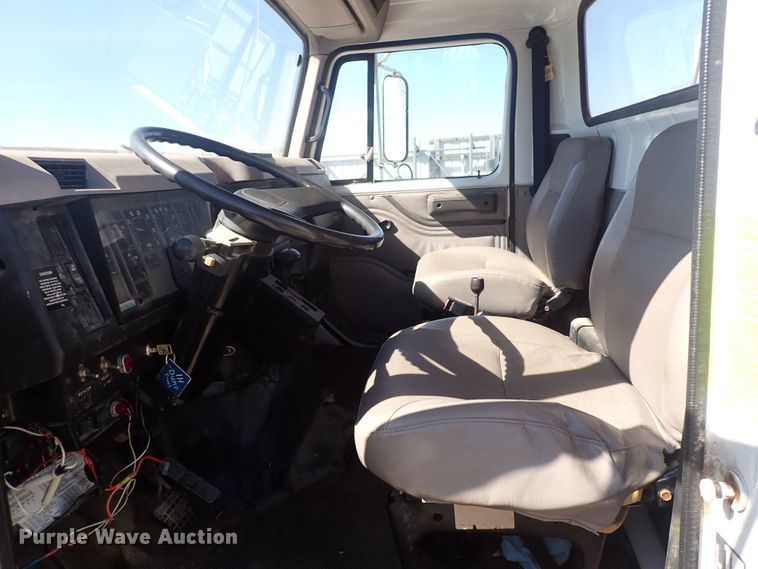 image for item DG2684 1999 International 4900  dump truck