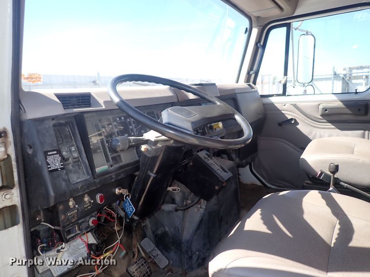 image for item DG2684 1999 International 4900  dump truck