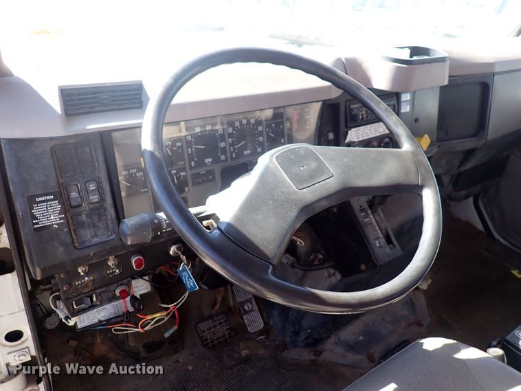 image for item DG2684 1999 International 4900  dump truck