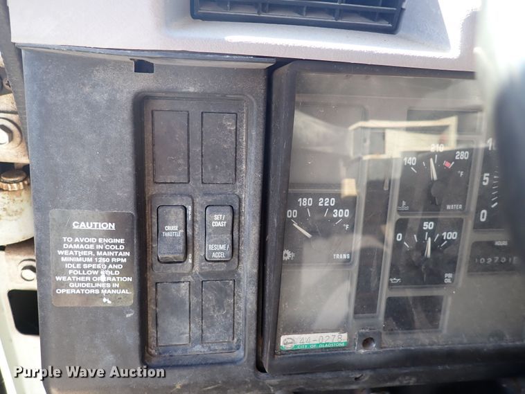 image for item DG2684 1999 International 4900  dump truck