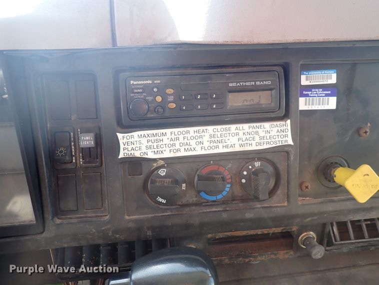 image for item DG2684 1999 International 4900  dump truck