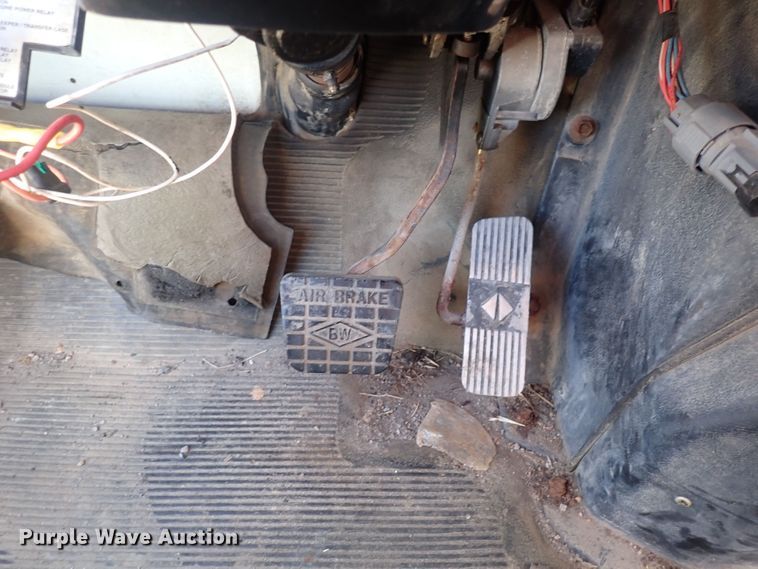 image for item DG2684 1999 International 4900  dump truck