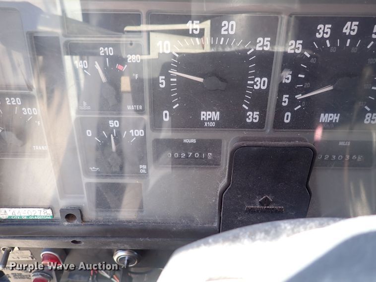 image for item DG2684 1999 International 4900  dump truck