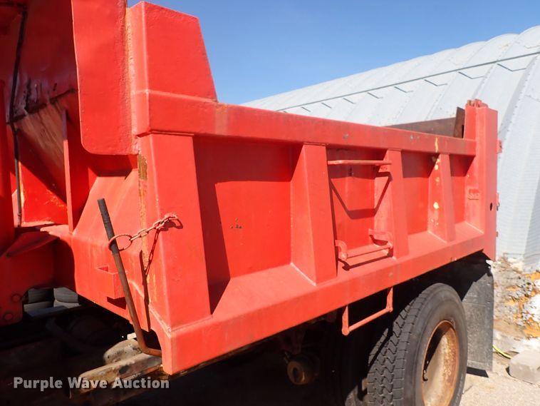 image for item DG2684 1999 International 4900  dump truck