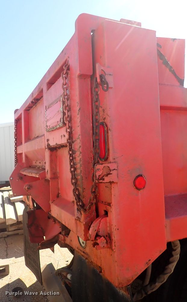 image for item DG2684 1999 International 4900  dump truck