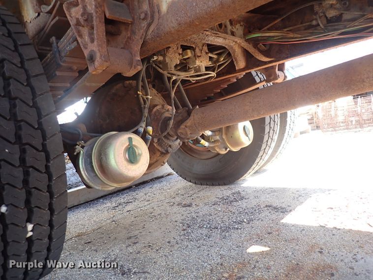 image for item DG2684 1999 International 4900  dump truck