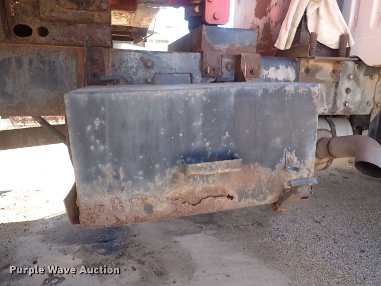 image for item DG2684 1999 International 4900  dump truck