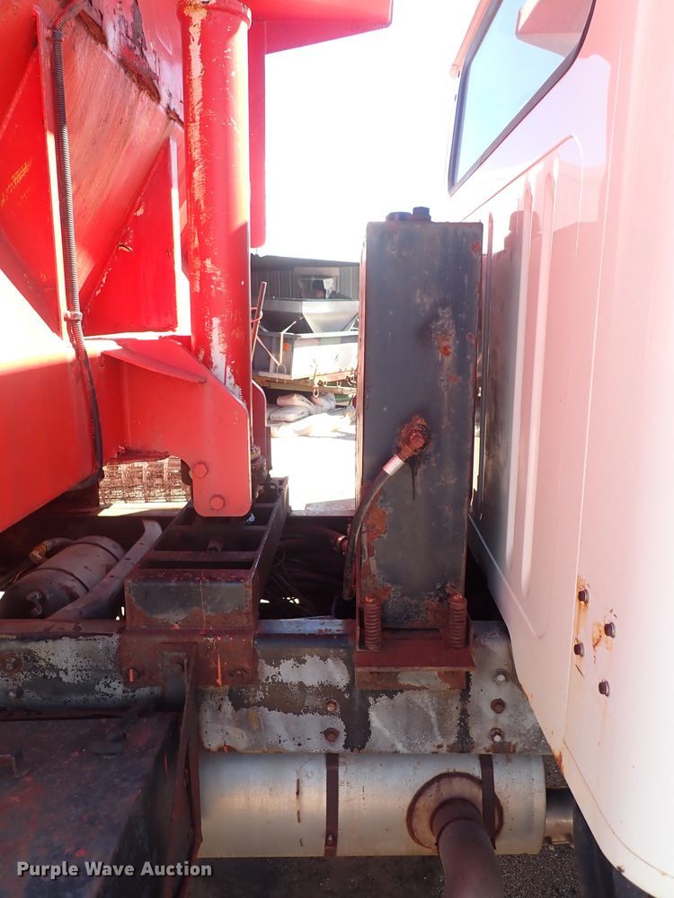 image for item DG2684 1999 International 4900  dump truck