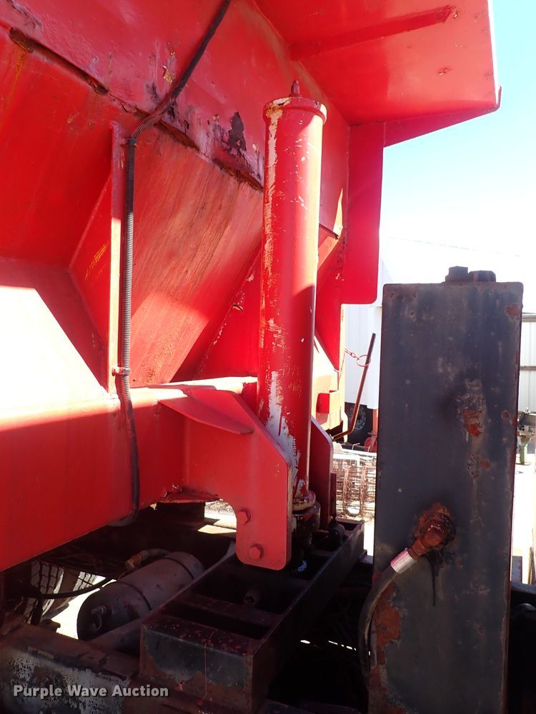 image for item DG2684 1999 International 4900  dump truck