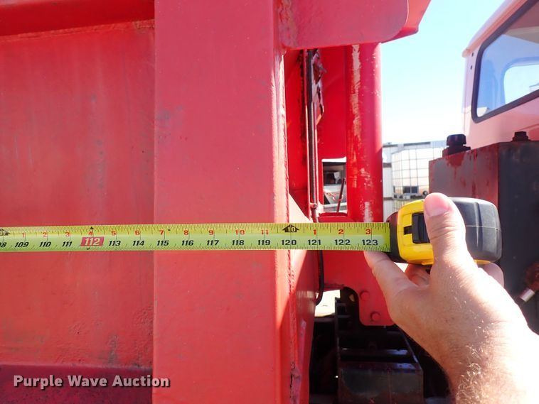 image for item DG2684 1999 International 4900  dump truck