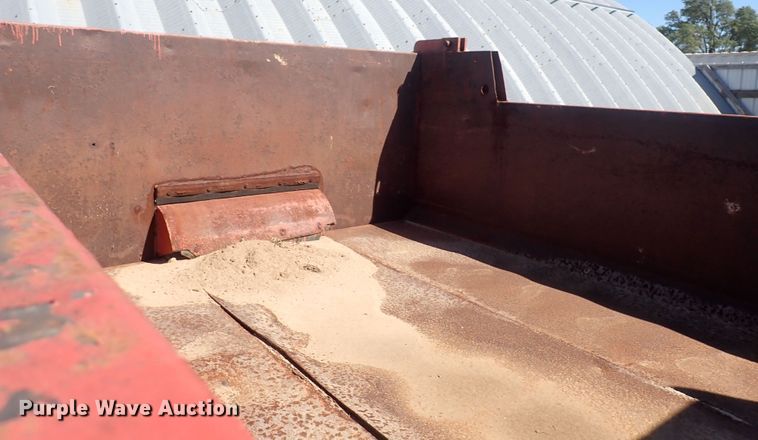 image for item DG2684 1999 International 4900  dump truck