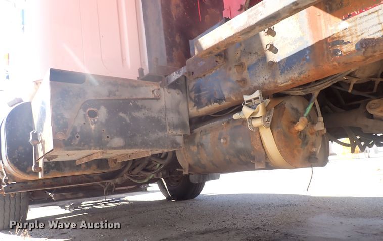 image for item DG2684 1999 International 4900  dump truck