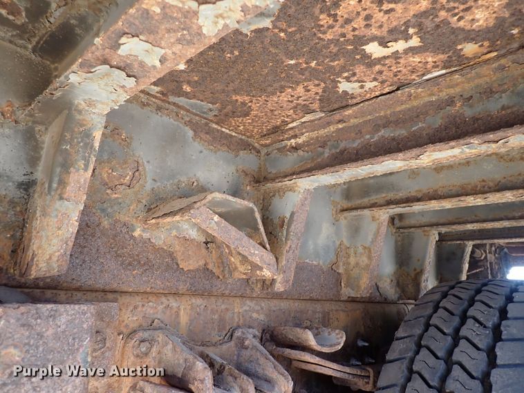 image for item DG2684 1999 International 4900  dump truck