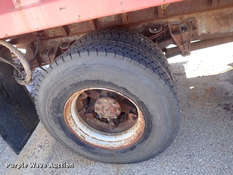 image for item DG2684 1999 International 4900  dump truck