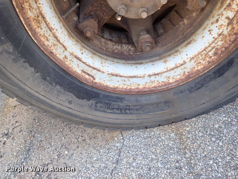 image for item DG2684 1999 International 4900  dump truck