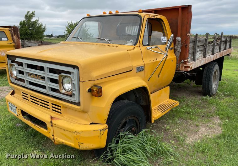 image for item DJ5211 1975 GMC 6000  flatbed truck