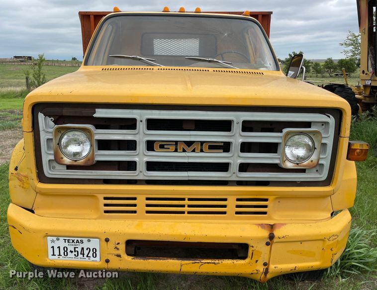 image for item DJ5211 1975 GMC 6000  flatbed truck