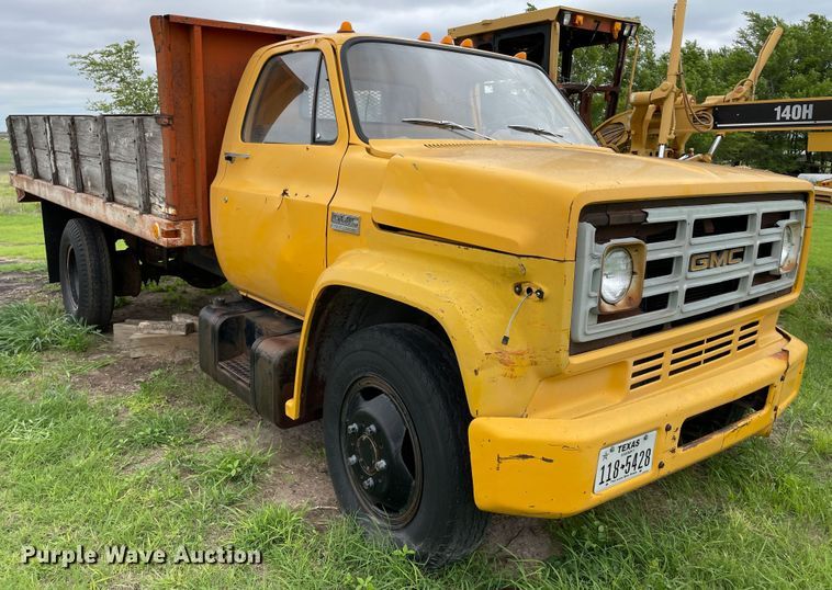 image for item DJ5211 1975 GMC 6000  flatbed truck