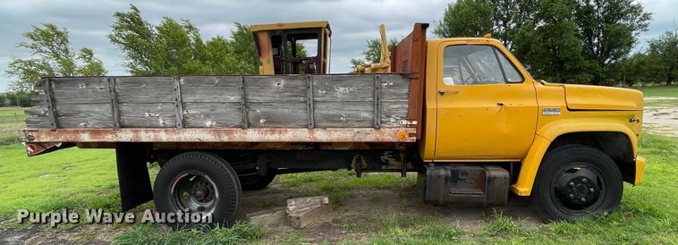 image for item DJ5211 1975 GMC 6000  flatbed truck