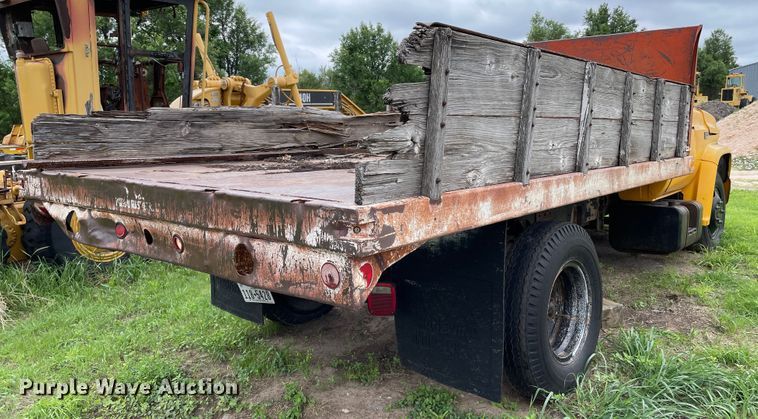 image for item DJ5211 1975 GMC 6000  flatbed truck