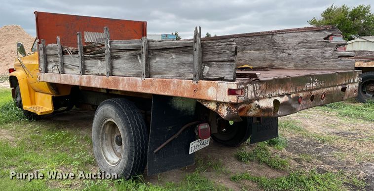 image for item DJ5211 1975 GMC 6000  flatbed truck