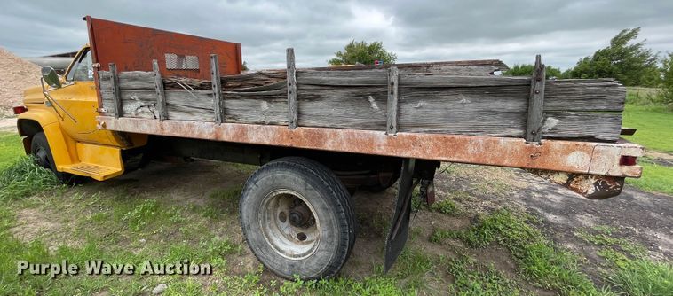 image for item DJ5211 1975 GMC 6000  flatbed truck