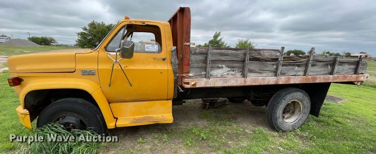 image for item DJ5211 1975 GMC 6000  flatbed truck