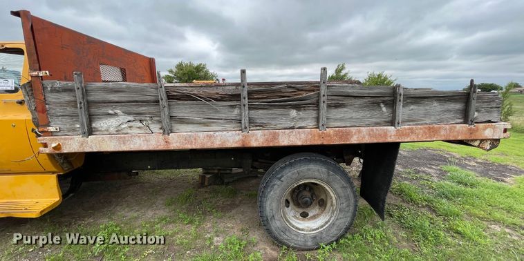 image for item DJ5211 1975 GMC 6000  flatbed truck