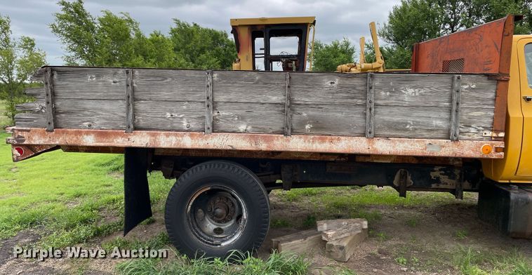 image for item DJ5211 1975 GMC 6000  flatbed truck