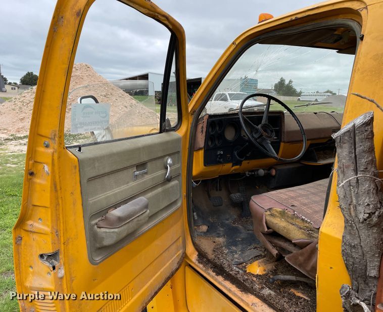 image for item DJ5211 1975 GMC 6000  flatbed truck