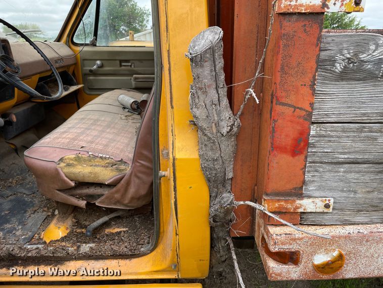 image for item DJ5211 1975 GMC 6000  flatbed truck