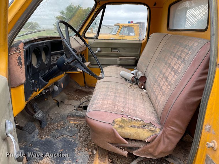 image for item DJ5211 1975 GMC 6000  flatbed truck