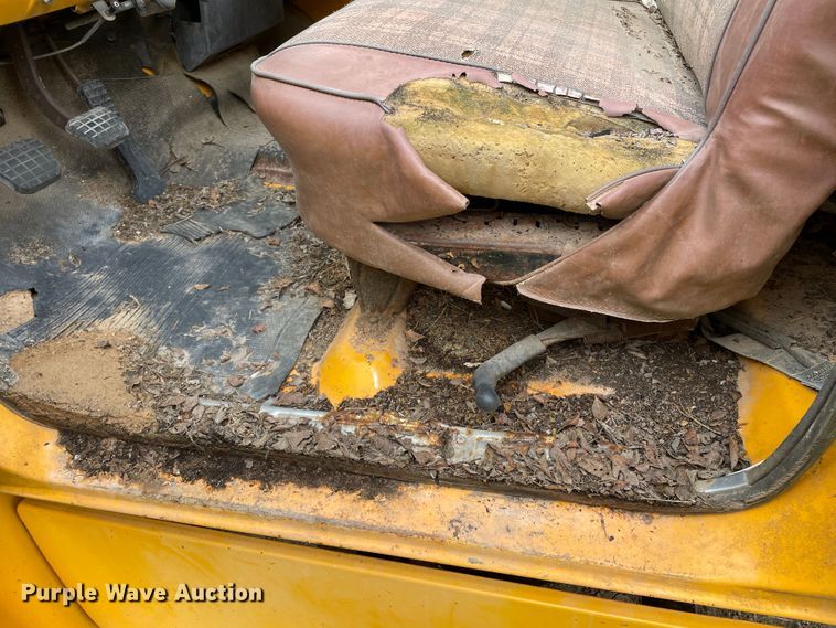 image for item DJ5211 1975 GMC 6000  flatbed truck