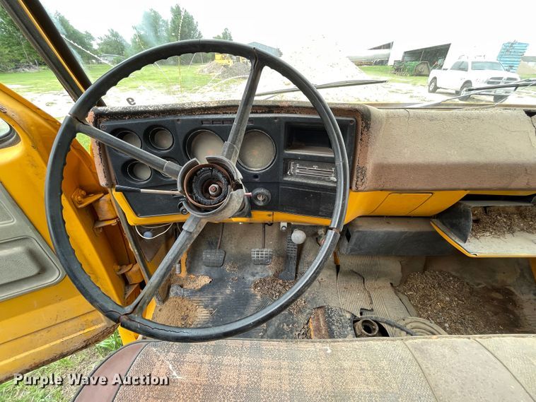 image for item DJ5211 1975 GMC 6000  flatbed truck