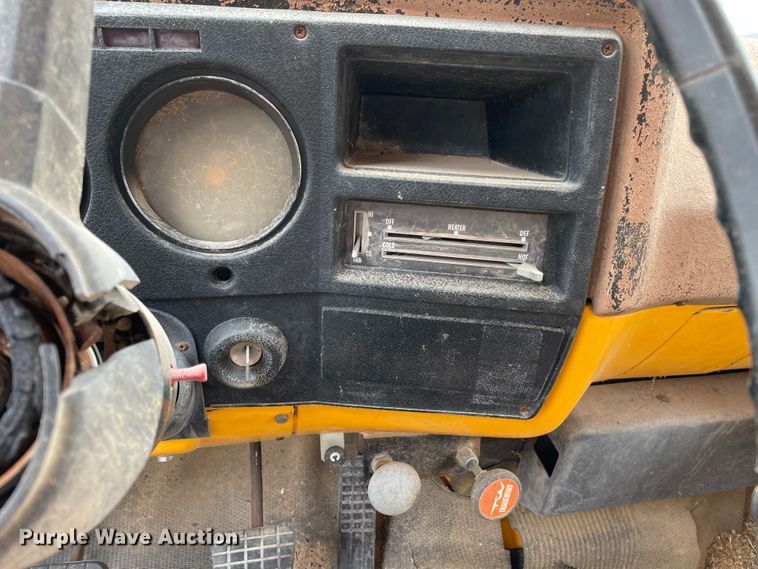 image for item DJ5211 1975 GMC 6000  flatbed truck