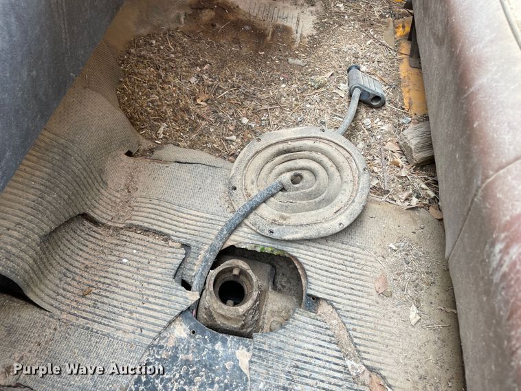 image for item DJ5211 1975 GMC 6000  flatbed truck