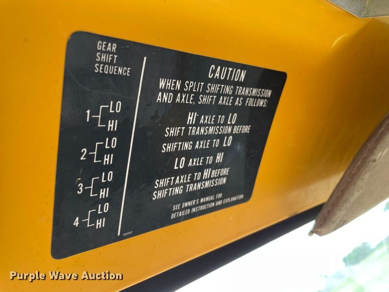 image for item DJ5211 1975 GMC 6000  flatbed truck